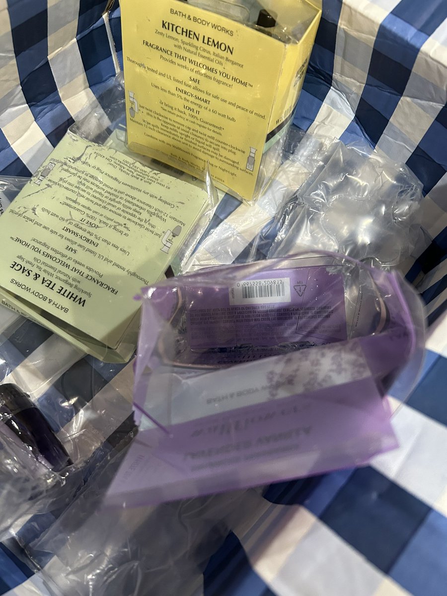 Hey <a href="/bathanbody/">Bathandbodyworks</a> …first time ordering and this is what I get. Oil and glass everywhere. Not cool. Money wasted.