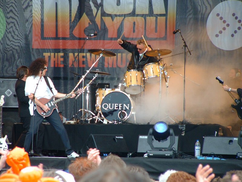 offqueenbandfan's tweet photo. #OTD on 30/04/2002. #BrianMay and #RogerTaylor, as #Queen, played at the Museum Square in Amsterdam, The Netherlands, during the #DutchQueen's birthday party. https://t.co/kyeMUr9YWY