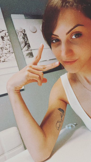 Me pica la nariz como nunca. Me he tomado un analg&eacute;sico y estoy KO.   No os prometo un s&uacute;per stream hoy💙  Entr&aacute;is