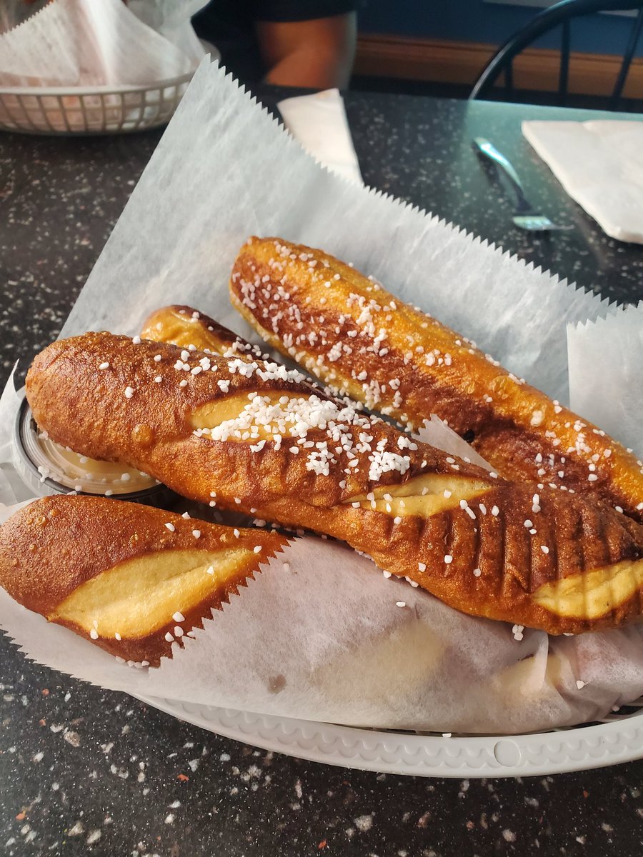 teledrious22's tweet photo. Tele's got his pretzels!🥨 https://t.co/bHYzXyg7yA