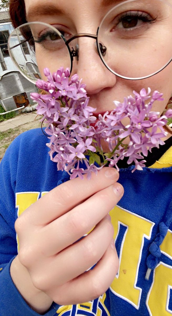 The smell of lilacs is hard to beat in Shareen's mind. Tell me spring has finally SPRUNG! 
#springfever #statefarm #officelife #neighborhoodofgood