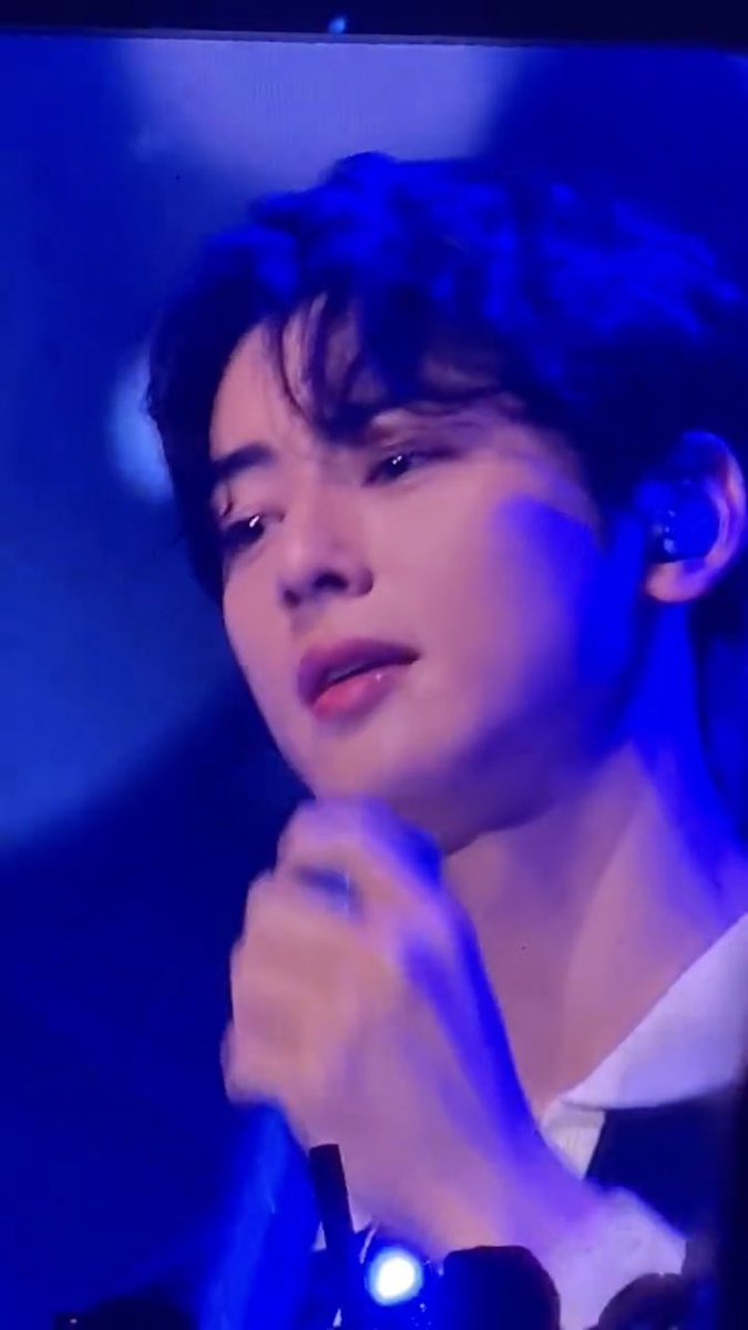 Ipraew1's tweet photo. มึงง น้องเก่งมากที่มาคอนไหว  อึนอูกอดนะ🥺😭  #KonnecThai #CHAEUNWOO #ชาอึนอู #MOONBIN #มุนบิน https://t.co/PVgEKrgze3