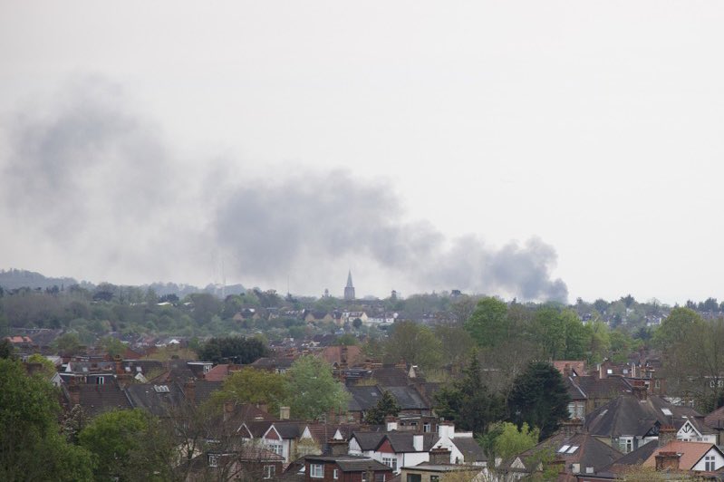 zackwei_'s tweet photo. Anyone knows what’s happening?? Thick smoke coming from Hampstead/Golders Green direction #london https://t.co/0GnYvmNVrb
