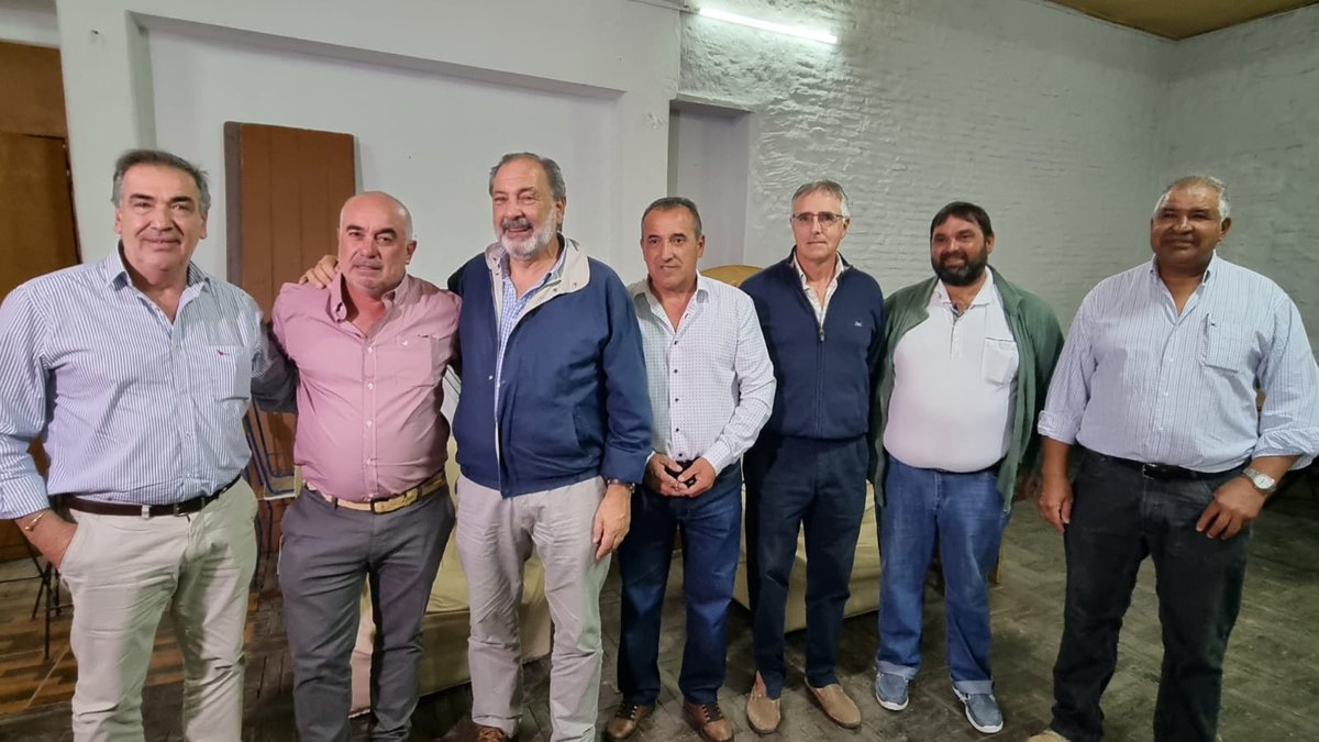 CurutchetHector's tweet photo. Gracias a los dirigentes de Carmelo por la organización. https://t.co/NKu0j5F42q