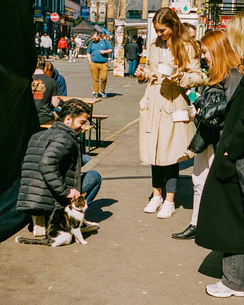 Heavy Petting / London / Leica M6 TTL / Voigtländer 40mm, f1.4 / Kodak Portra 400 
.
.
.
#35mm #35mmfilm #leicam6 #madewithleica #kodakportra400 #myleica #madewithkodak #streetleaks #fromstreetswithlove #streetclassics #sublimestreet #infinity_street #st… instagr.am/p/Crq1FfmoZwc/