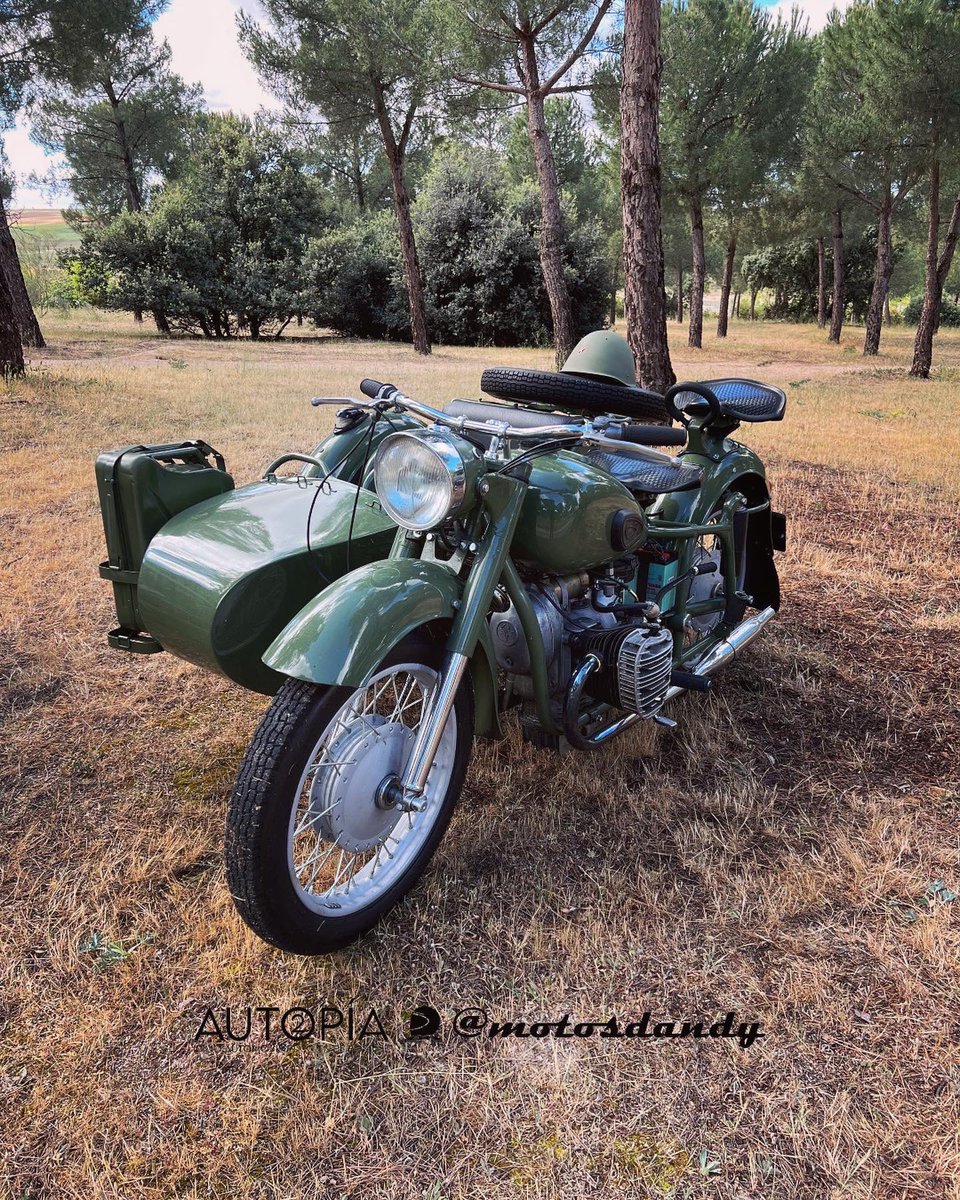 motosdandy's tweet image. No sólo hubo coches clásicos en #autopia también hubo motos 👏🏻👏🏻👏🏻😎
.
.
#motos #vintage #classic #motosclasicas #retro #motoretro #guzzi #triumph #bmw #motorcycle #motorbike #caferacer #moteros #motolife #motolovers #motogram #gasolina #motoclube #oldschool #riders #motosdandy