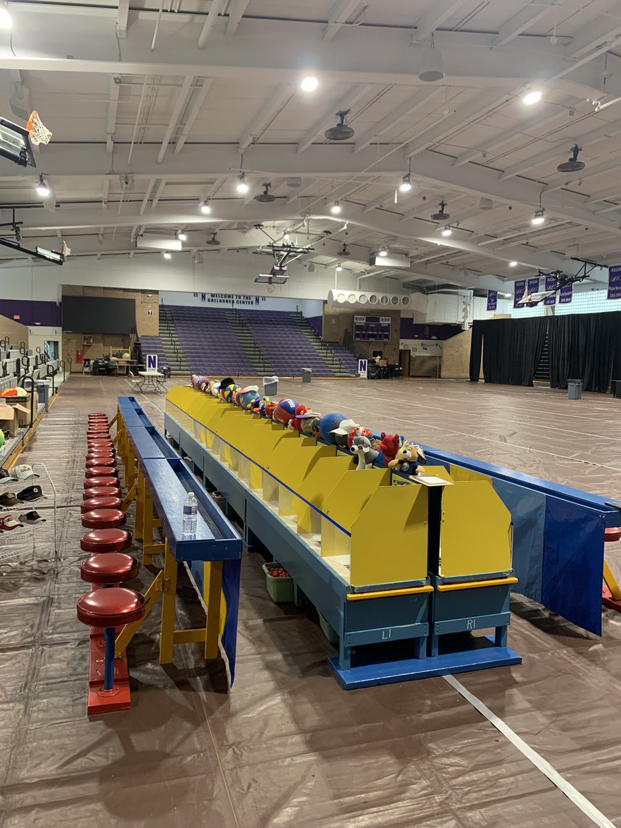 35mh's tweet photo. @emmillayyyyy @poolsie12 This gym look familiar to anyone? https://t.co/FCmLLCJ3VU