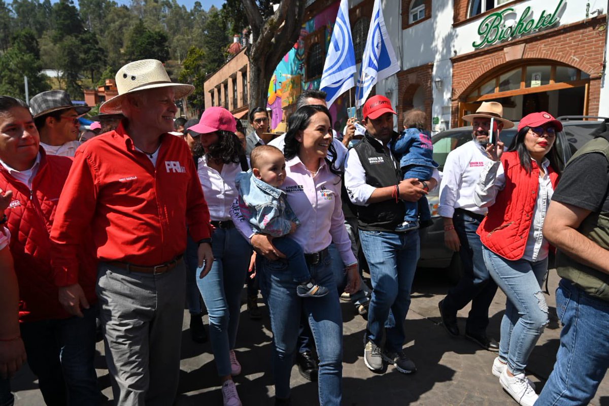 AlejandraDMV's tweet photo. Hoy estamos en #Metepec para mostrar la fuerza de la unidad, para levantar la voz de la reconciliación. En equipo, haciendo comunidad, vamos a luchar por un cambio para bien. Estamos listos y sabemos cómo hacerlo. ¡Juntos somos invencibles! #UnirEsResolver #AleGobernadora #VotALE https://t.co/MRCmaycNIP