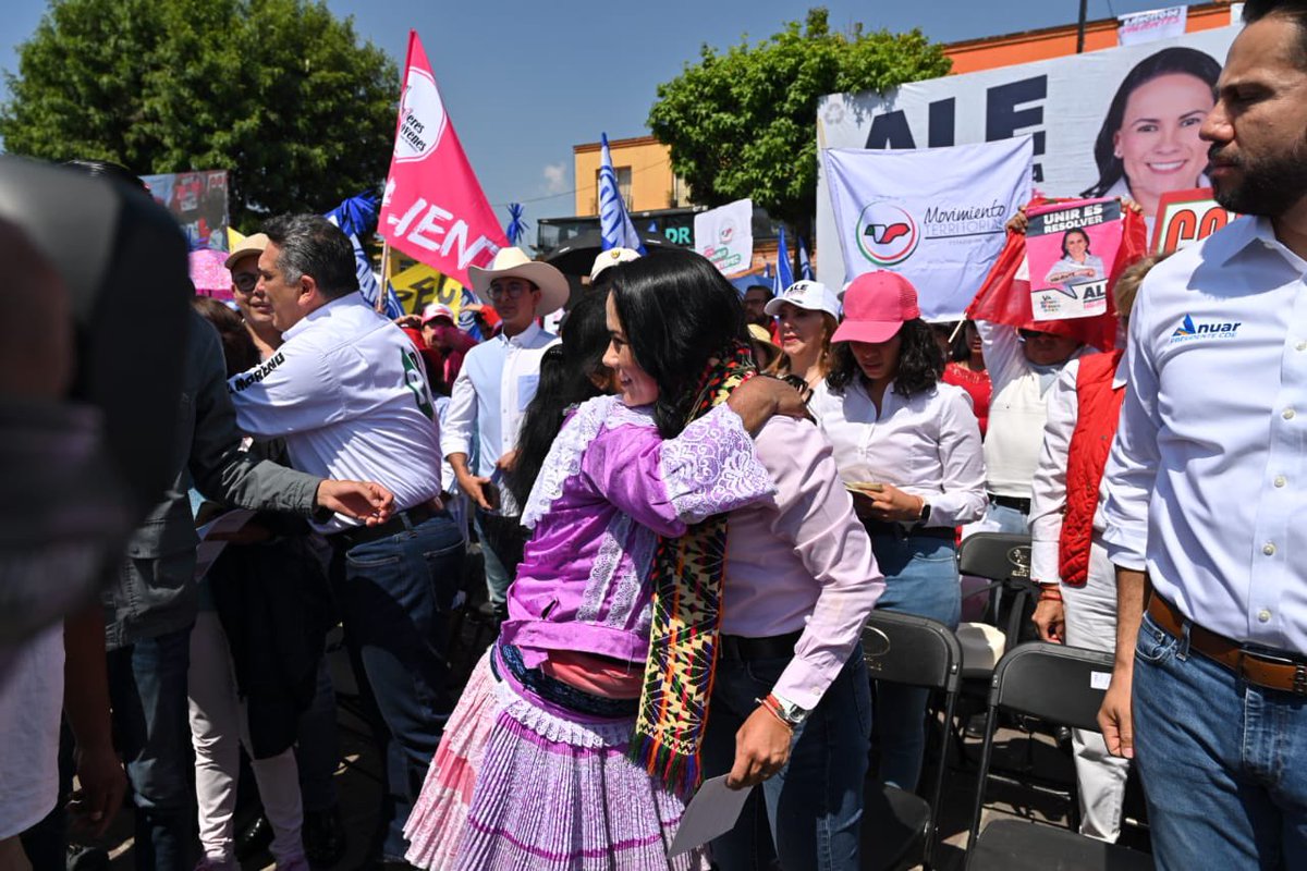 AlejandraDMV's tweet photo. Hoy estamos en #Metepec para mostrar la fuerza de la unidad, para levantar la voz de la reconciliación. En equipo, haciendo comunidad, vamos a luchar por un cambio para bien. Estamos listos y sabemos cómo hacerlo. ¡Juntos somos invencibles! #UnirEsResolver #AleGobernadora #VotALE https://t.co/MRCmaycNIP