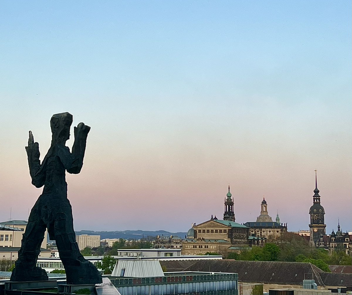 laufenund's tweet image. Sehenswürdigkeiten sind Dinge, die man gesehen haben muss, weil andere sie auch gesehen haben. Hans Söhnker #viewfromthetop @PenckHotel