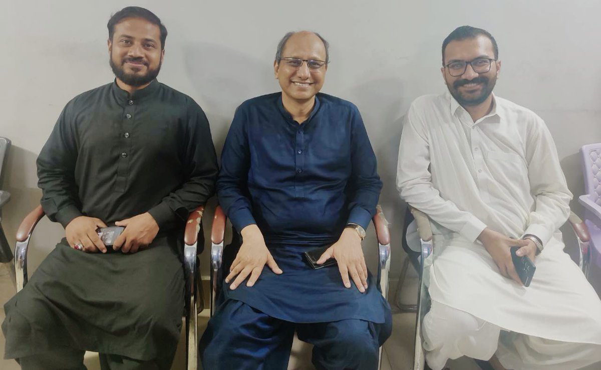MateenLodhi1's tweet photo. پیپلز پارٹی نے ایک گیند سے دو وکٹیں اڑا دیں 
پی ٹی آئی کے یوسی 08 وارڈ 3 سے کونسلر سنی اور ایم کیو ایم کے سابق کونسلر عارف مئیو PPP میں شامل 
 صدر کراچی ڈویژن @SaeedGhani1 سے ملاقات کے بعد PPP میں شمولیت کا اعلان کیا ۔
اس موقع پر یوسی 08 کے چیرمین @AhmedRaxaPPP بھی موجود تھے https://t.co/uZ6EvGD4kt