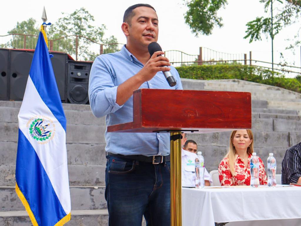 imj_sansalvador's tweet photo. ¡El #NewGenerationFest, gracias al Alcalde @marioduran! 
El festival se realizó esté sábado 29 de abril, frente a la ex-casa presidencial, en el marco del mes de la creatividad e innovación con apoyo de aliados estratégicos con quienes se han ejecutado diferentes proyectos. 🥘📚 https://t.co/3VWXGaSH7C