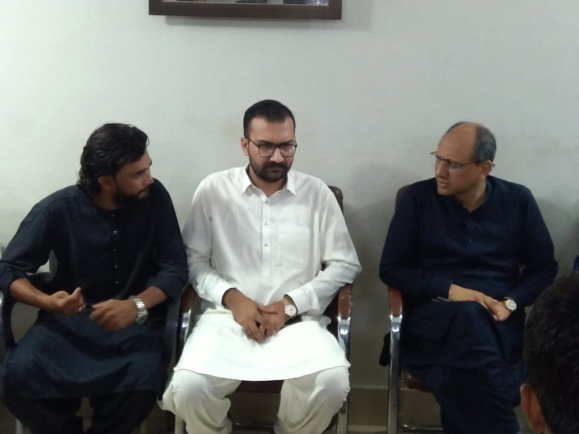 MateenLodhi1's tweet photo. پیپلز پارٹی نے ایک گیند سے دو وکٹیں اڑا دیں 
پی ٹی آئی کے یوسی 08 وارڈ 3 سے کونسلر سنی اور ایم کیو ایم کے سابق کونسلر عارف مئیو PPP میں شامل 
 صدر کراچی ڈویژن @SaeedGhani1 سے ملاقات کے بعد PPP میں شمولیت کا اعلان کیا ۔
اس موقع پر یوسی 08 کے چیرمین @AhmedRaxaPPP بھی موجود تھے https://t.co/uZ6EvGD4kt