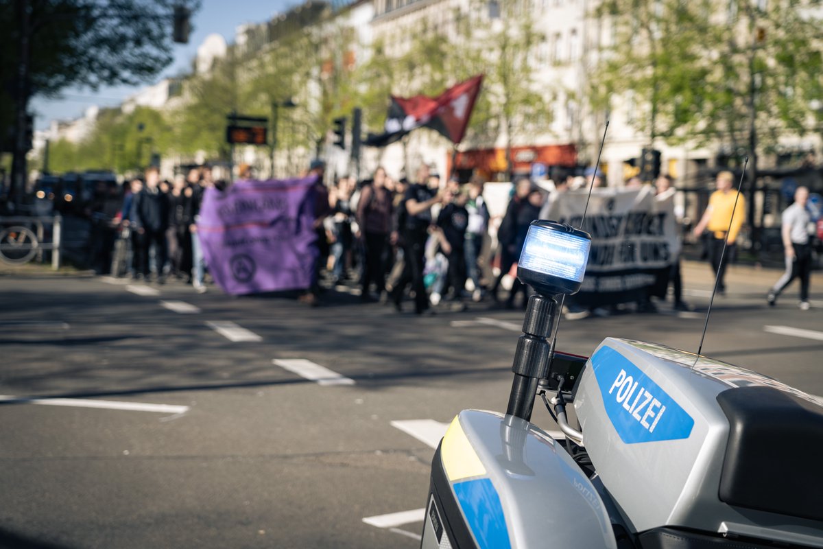 Am 30. April fand in #Leipzig eine anarchistische Demonstration für den 6-Stunden-Arbeitstag statt. 
'Wir denken, dass eine andere Form des Arbeitens und Lebens möglich ist', hieß es im Aufruf der @o_a_v_le. 
Weitere Bilder: flic.kr/s/aHBqjABUBf
#le3004 #1Mai