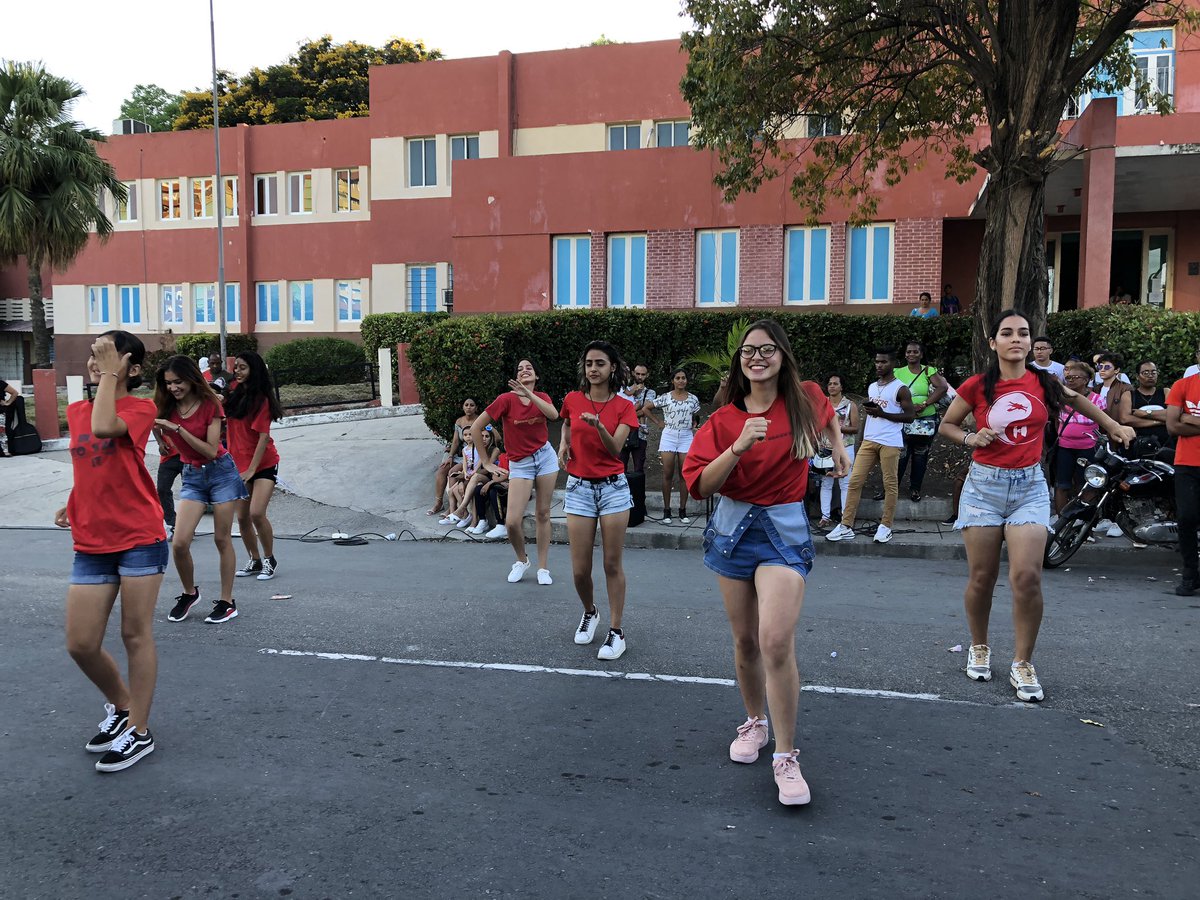 irc8507's tweet photo. El IPU Cuqui Bosch en la calle de la familia con los alumnos talentos realizando un na presentación de lujo #SiempreSantiago #dmesantiago #dpeStgo https://t.co/JnPY27NJQV