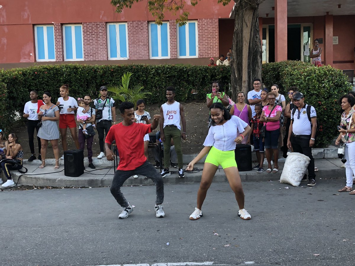 irc8507's tweet photo. El IPU Cuqui Bosch en la calle de la familia con los alumnos talentos realizando un na presentación de lujo #SiempreSantiago #dmesantiago #dpeStgo https://t.co/JnPY27NJQV