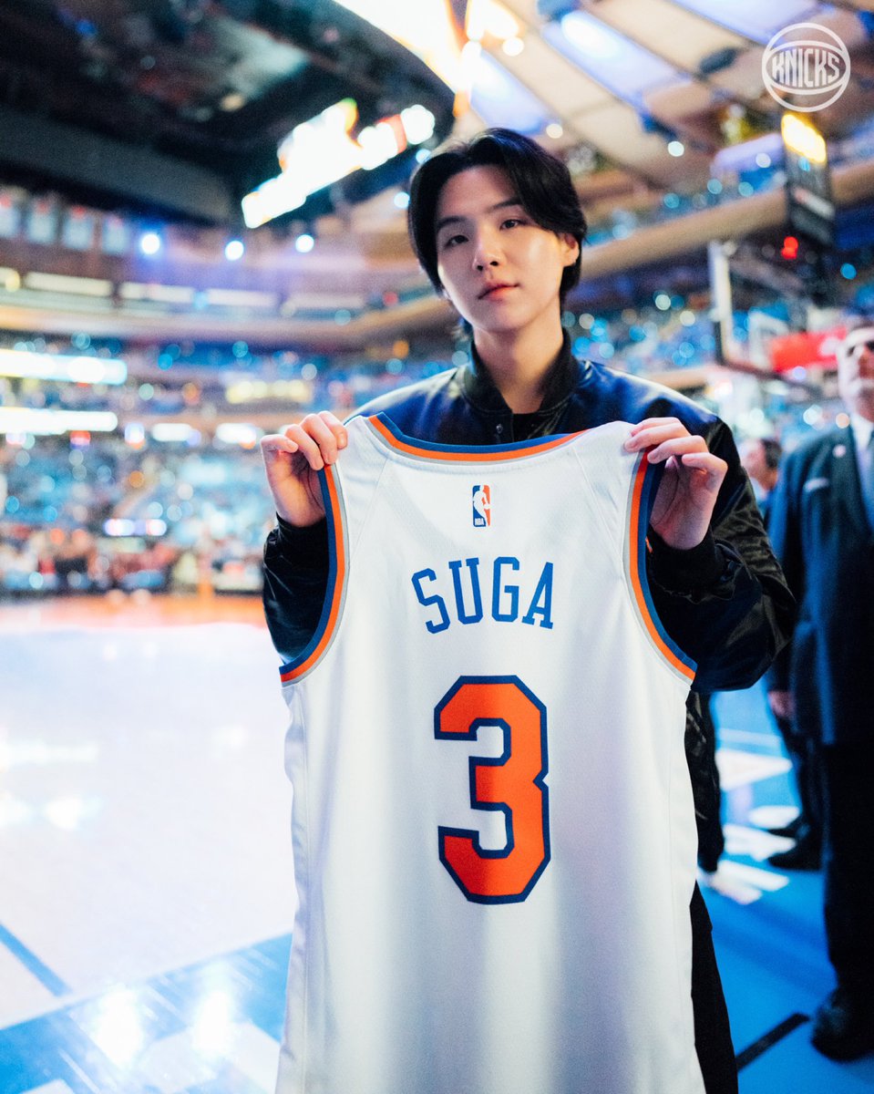 📸SUGA embaixador da NBA, assistiu ao jogo entre os New York