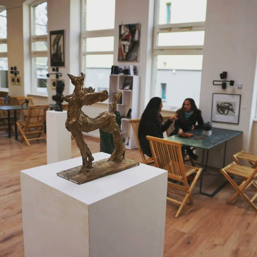 FCaguayo's tweet photo. 📌 Tarde de #gala en #VueloBronce2023

▶️La 2da #exposición se inauguró el #viernes 28 de abril en Berlín en la Panther Galerie de Marco Flierl. 

🤝La muestra fue colectiva entre artistas alemanes 🇩🇪, polacos 🇵🇱, italianos 🇮🇹 y cubanos 🇨🇺 celebrando los #20años del certamen. https://t.co/UiKiNqhRwy