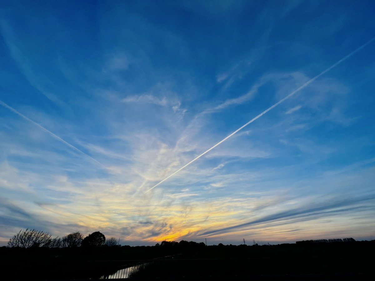 EstherRuesen's tweet photo. If I was a painter
I would paint heaven
just like this 🩵
Mooie avond allemaal !
#painting #sky #bluecolours #prettynice #zondagavond #achterhoek #onverwachtehoek https://t.co/2ZWrEEvnY4