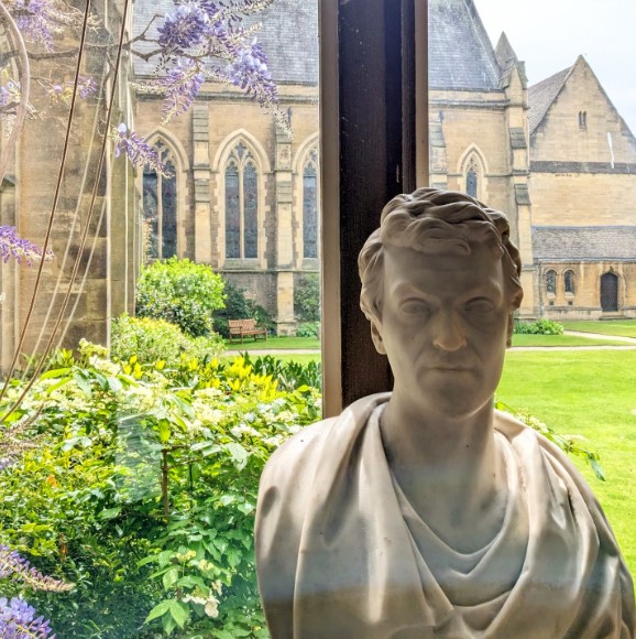 HMCOxford's tweet photo. The wisteria is making an appearance๐
#wisteriahysteria
#lifeathmc https://t.co/uXNJ1Sbk8A