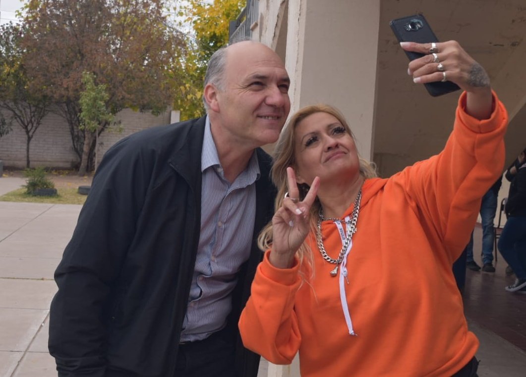 grcarmonac's tweet photo. Visité en #Maipú a uno de los centros de votación en este domingo de PASO municipales. Gran trabajo de nuestra militancia en la fiscalización y movilización. Felicité a autoridades de mesa y fiscales de otros partidos por su compromiso ciudadano
#AvanzaMendoza https://t.co/8ijGEHCYDj