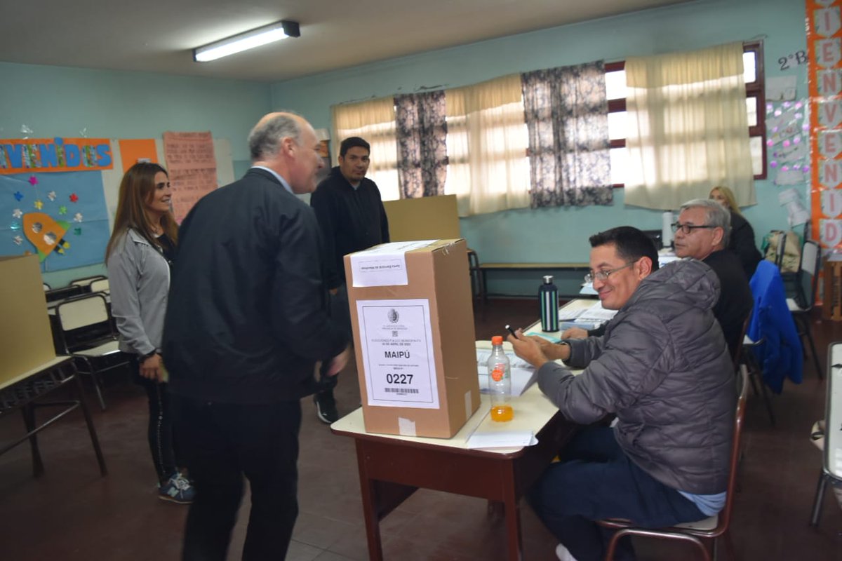 grcarmonac's tweet photo. Visité en #Maipú a uno de los centros de votación en este domingo de PASO municipales. Gran trabajo de nuestra militancia en la fiscalización y movilización. Felicité a autoridades de mesa y fiscales de otros partidos por su compromiso ciudadano
#AvanzaMendoza https://t.co/8ijGEHCYDj