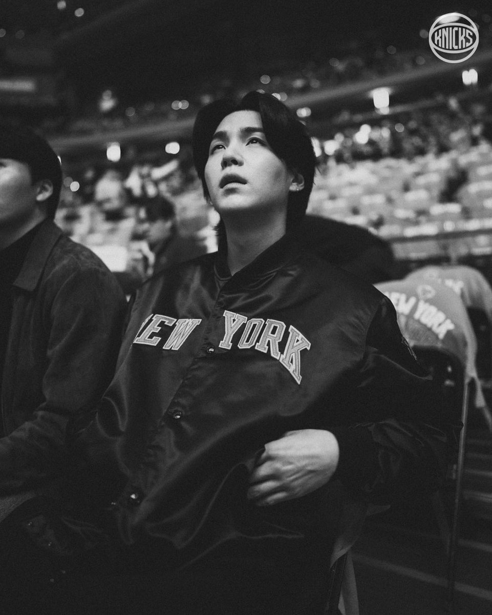 PortalMinYoongi's tweet photo. Foto / VID 230430 Finalmente temos imagens do #SUGA no Madison Square Garden acompanhando o @nyknicks 🏀

Legenda: Bem-vindo a Mecca, @/agustD 📸

No vídeo ele está com Patrick Ewing, um dos jogadores do Hall da fama do time 💫

WELCOME TO NBA FAMILY   
SUGA NBA AMBASSADOR  
#SUGAInTheNBA 
#SUGAxNBA