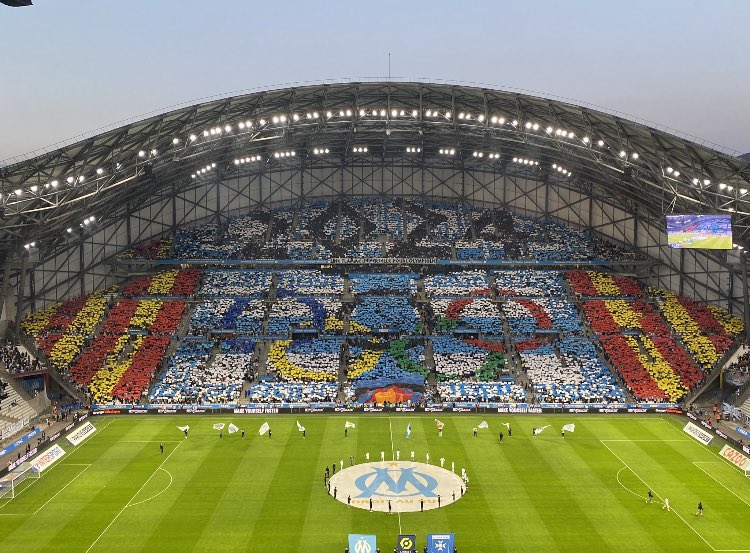 Olympien2613's tweet photo. Deux salles, deux ambiances. #OMAJA #TeamOM https://t.co/Aqq3hLiLfj