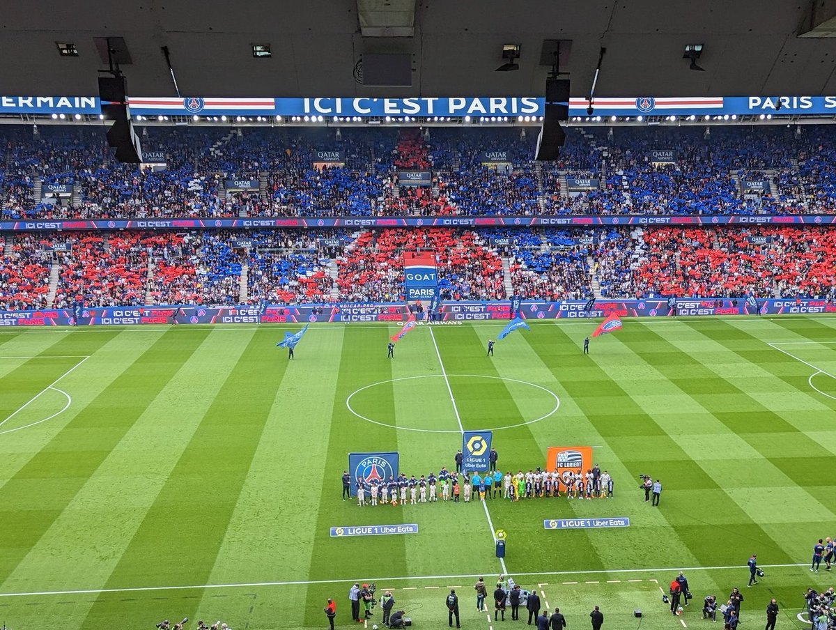 Olympien2613's tweet photo. Deux salles, deux ambiances. #OMAJA #TeamOM https://t.co/Aqq3hLiLfj