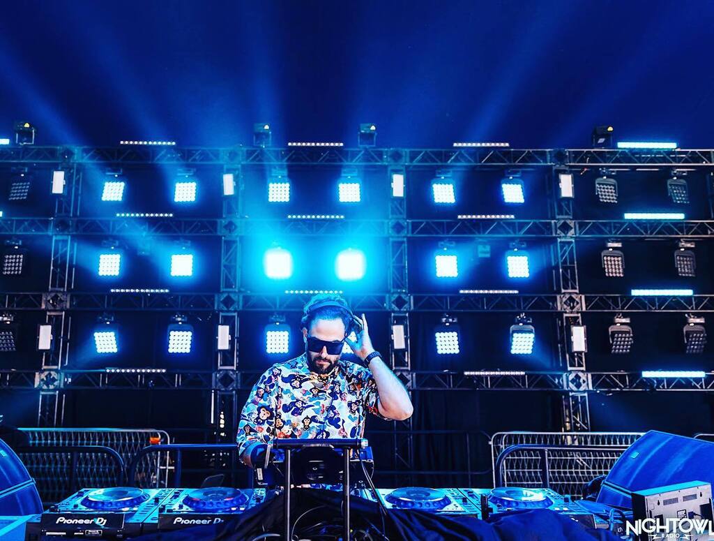 In office mode 🔵 dropping our new one coming out @defectedrecords #lasSolteras