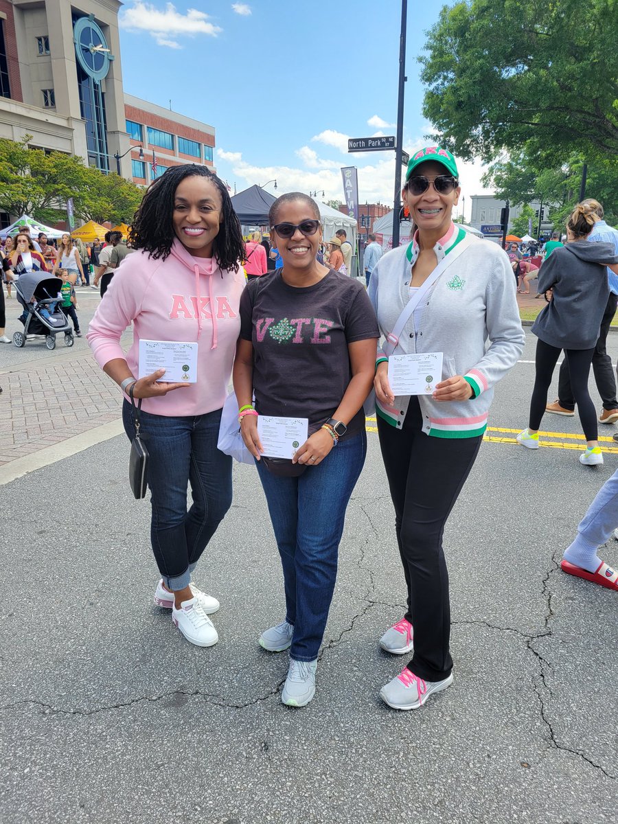 Mixing business🗳 and pleasure🍢 at the #TasteOfMarietta 🇺🇲 #PZOConnection 🩷💚 #BeVoterReady #WhenWeAllVote #YourVoteMatters #LetYourVoiceBeHeard