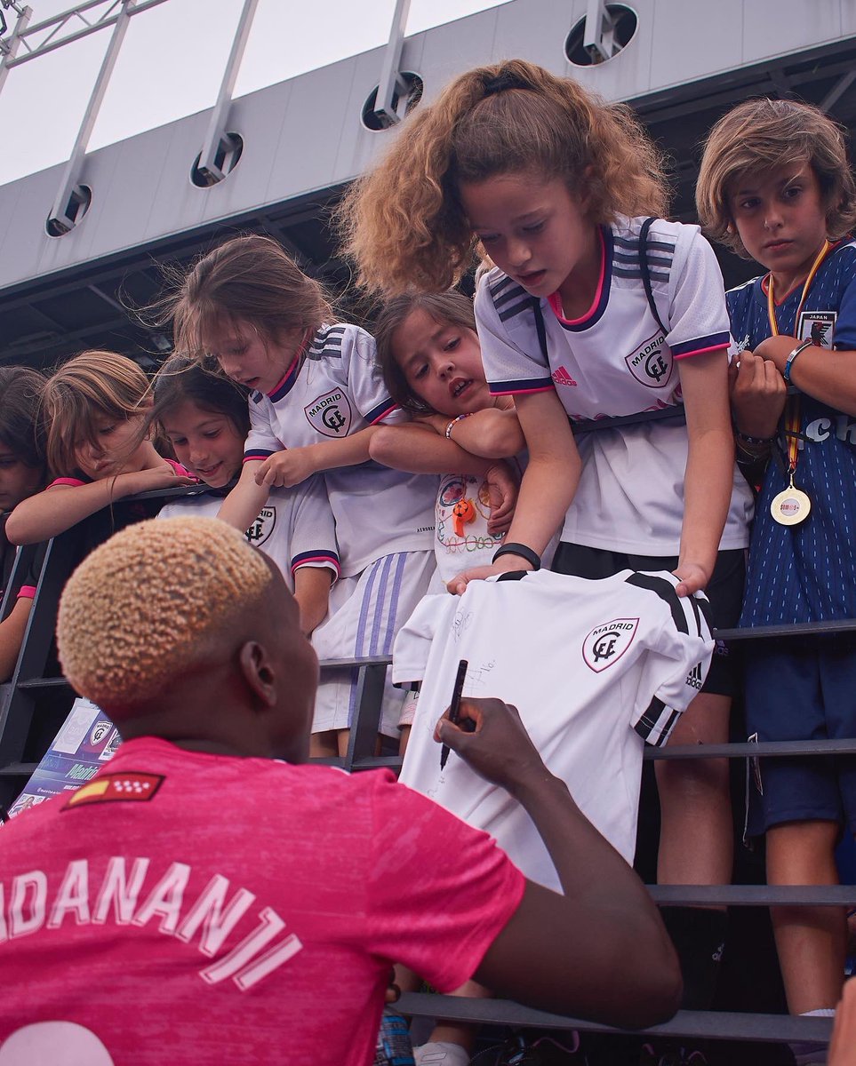 MadridCFF's tweet photo. 🤍¡¡Gracias por no fallarnos nunca, afición!! 😍

#VamosMiMadrid | #FinetworkLigaF https://t.co/1WC4iB2V4z