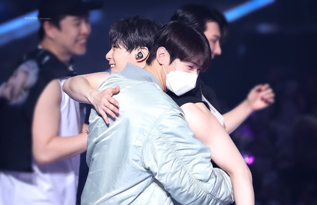 Günü geçirmek belki zor olabilir. O zaman sözlerimi hatırla 'Sen yalnız değilsin.'
Odaklan bana, iyi dinle beni.
Bu dünya seni tanımıyor olabilir ama sonunda ışıl ışıl parlayacaksın sen. Yolunda ilerlemeye devam et, kendini de küçük görme. Ben hep seninle olacağım, unutma beni.