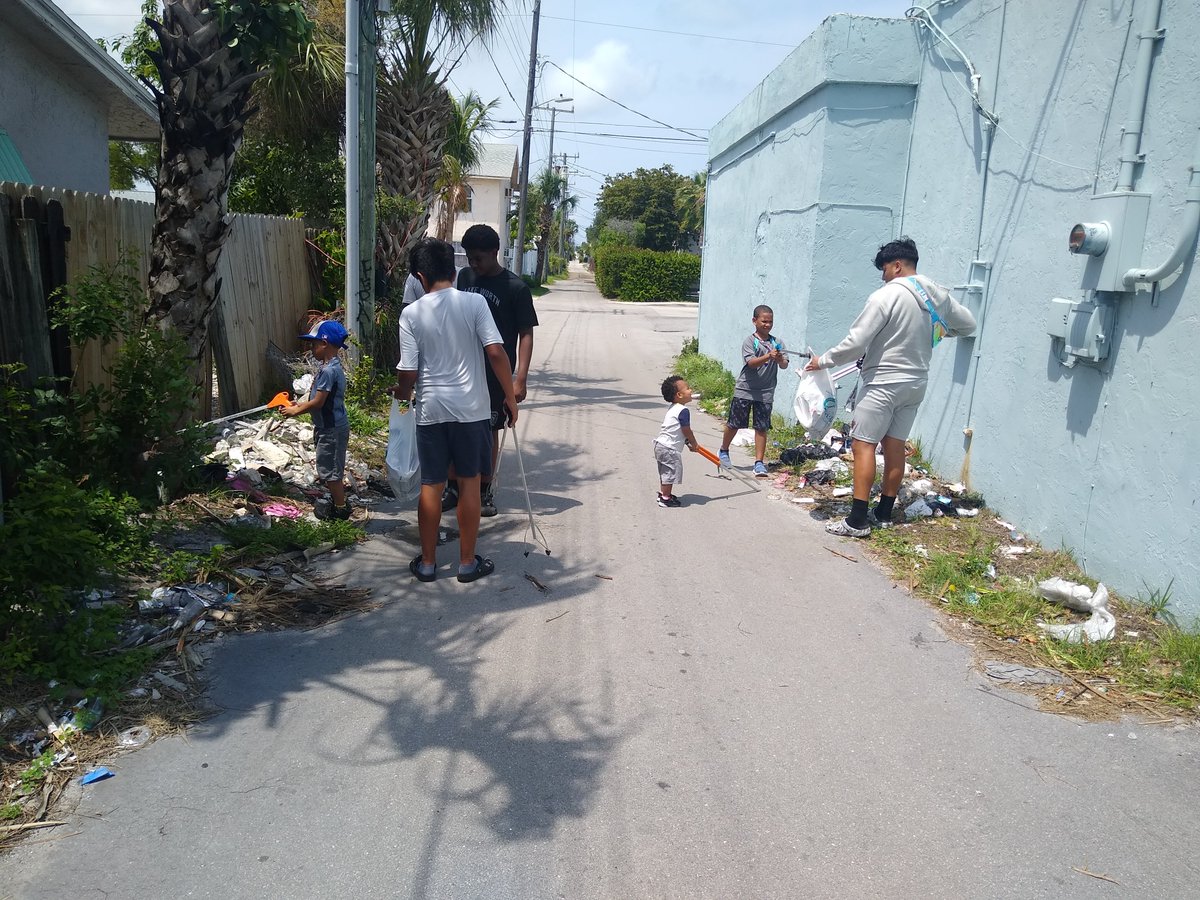 LakeWorthFBall's tweet photo. Trojans Football community service outreach. Cleaning up our community with the Tropical Ridge Neighborhood Association. https://t.co/Qj3m00aqR2
