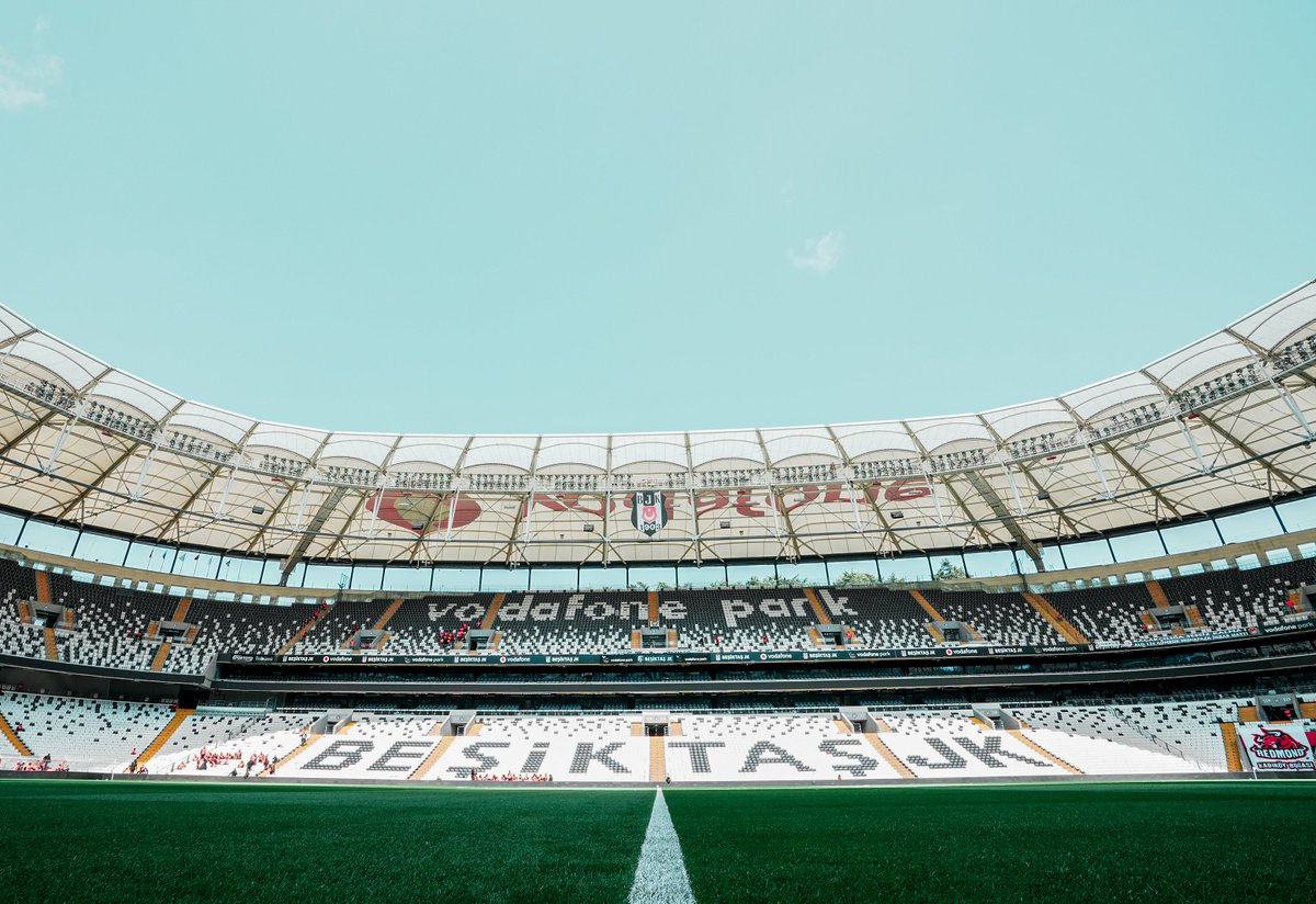Besiktas's tweet photo. Vodafone Park maça hazır, büyük taraftarımızı bekliyor. 💪

#BJKvGS https://t.co/sWX3ByXfnU