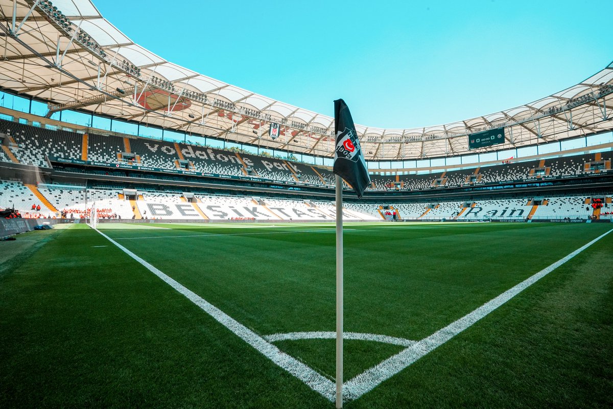 Besiktas's tweet photo. Vodafone Park maça hazır, büyük taraftarımızı bekliyor. 💪

#BJKvGS https://t.co/sWX3ByXfnU