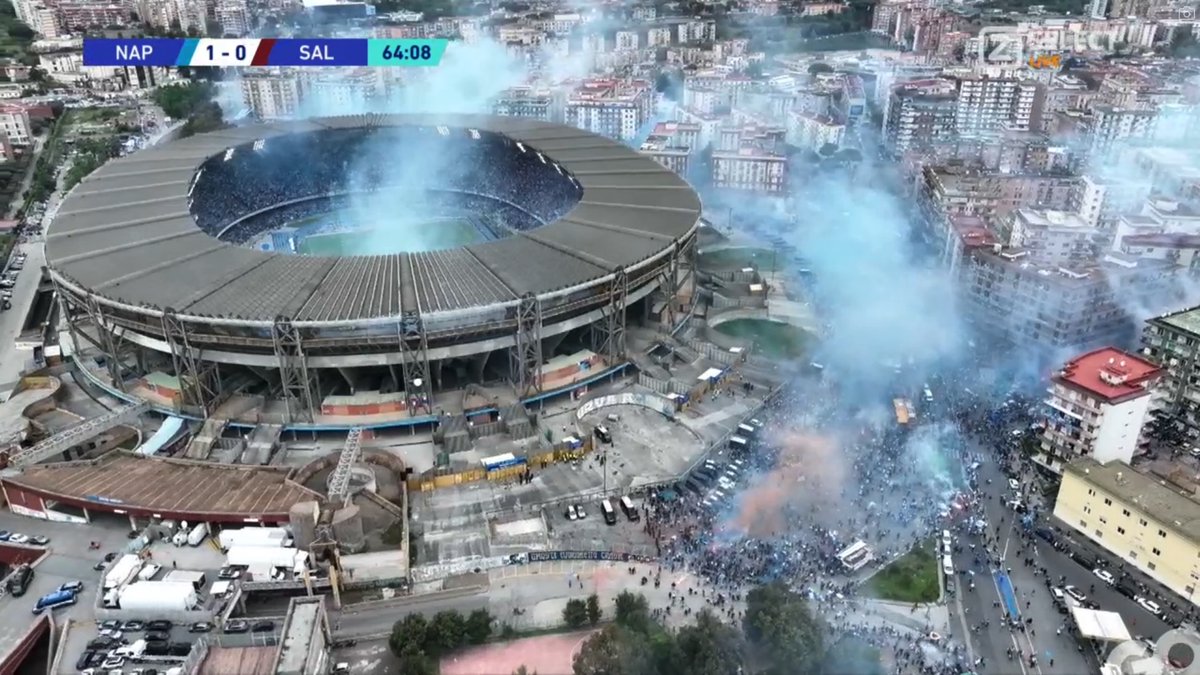 FCUpdate_nl's tweet photo. Wat een beeld bij Stadio Diego Armando Maradona. Napoli is op weg naar de eerste landstitel sinds 1990 💙 #napoli #napsal https://t.co/LEh4ZlRGCc