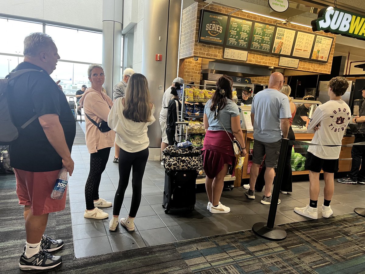 wiseadvantages's tweet image. #subway at #miamiairport waiting in line 40
Min they are allowing mobile orders even though computers are down. Hire more ppl fix ur app #disgruntled