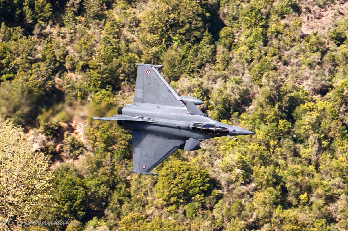 Rafale of the @Armee_de_lair (French Air Force) flying between the mountains during Iniochos 2023.
#ΠΑ #Ηνιοχος #ηνιοχος23 #Γαλλία @HAFspokesperson #HAF #hellenicairforce #Iniochos #iniochos2023 #frenchairforce #rafale @Dassault_OnAir #lowlevel #greekmountains #flyinglow #canard