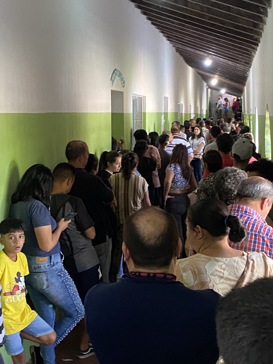 RikiDerene's tweet photo. A pesar de estas filas, POR FAVOR salgamos a VOTAR. La #participación nos ayuda a #legitimar los procesos, y al legitimar procesos, podemos #Exigir. No vendan el futuro del país por chauchas y palitos!!! #PyVota2023 https://t.co/VdT00oOJmF