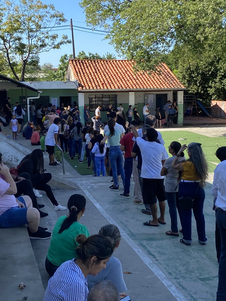 RikiDerene's tweet photo. A pesar de estas filas, POR FAVOR salgamos a VOTAR. La #participación nos ayuda a #legitimar los procesos, y al legitimar procesos, podemos #Exigir. No vendan el futuro del país por chauchas y palitos!!! #PyVota2023 https://t.co/VdT00oOJmF