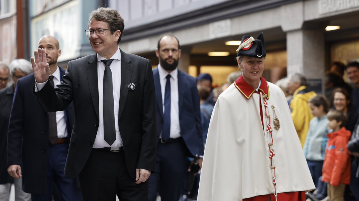 alain_berset's tweet image. In Botswana 🇧🇼 I was a guest at a #Kgotla, an traditional community council. Now we have invited President @OfficialMasisi to the #Landsgemeinde @kanton_ai 🙋‍♀️🙋‍♂️ It is encouraging to witness how democratic values and traditions – different and yet similar – connect our countries!