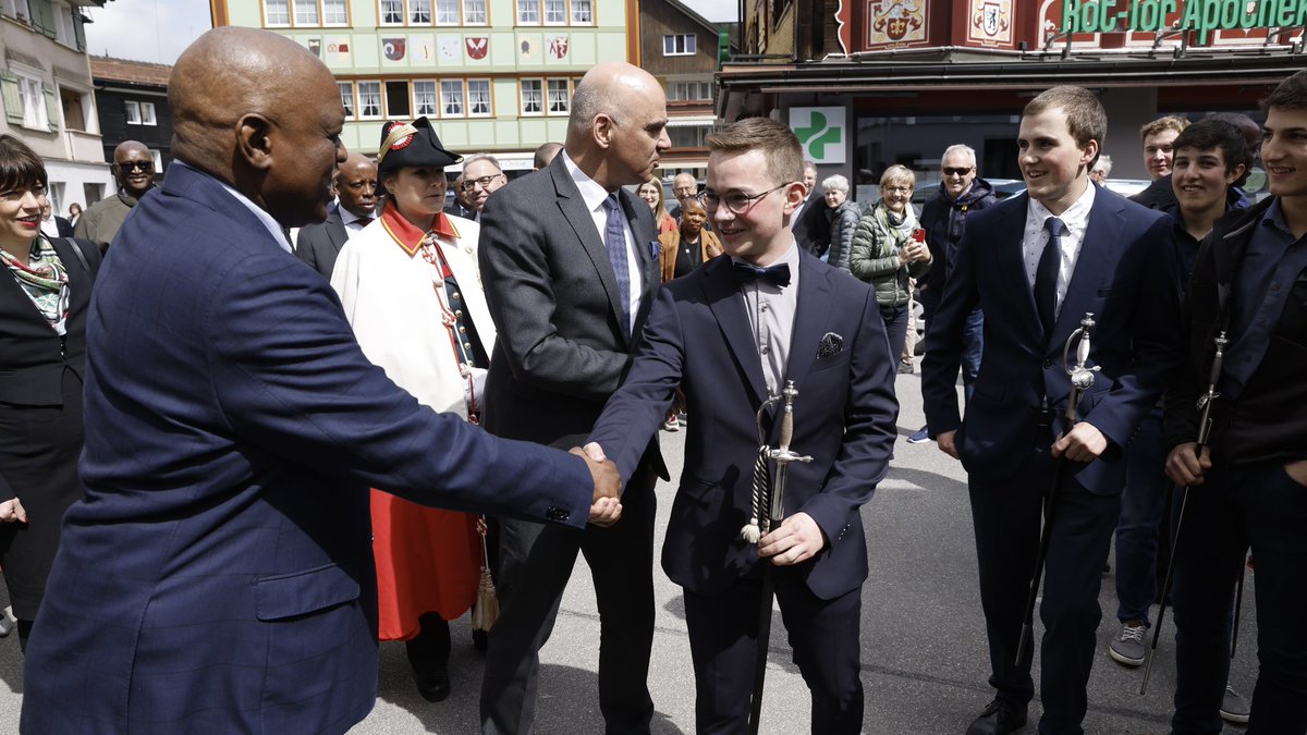 alain_berset's tweet image. In Botswana 🇧🇼 I was a guest at a #Kgotla, an traditional community council. Now we have invited President @OfficialMasisi to the #Landsgemeinde @kanton_ai 🙋‍♀️🙋‍♂️ It is encouraging to witness how democratic values and traditions – different and yet similar – connect our countries!