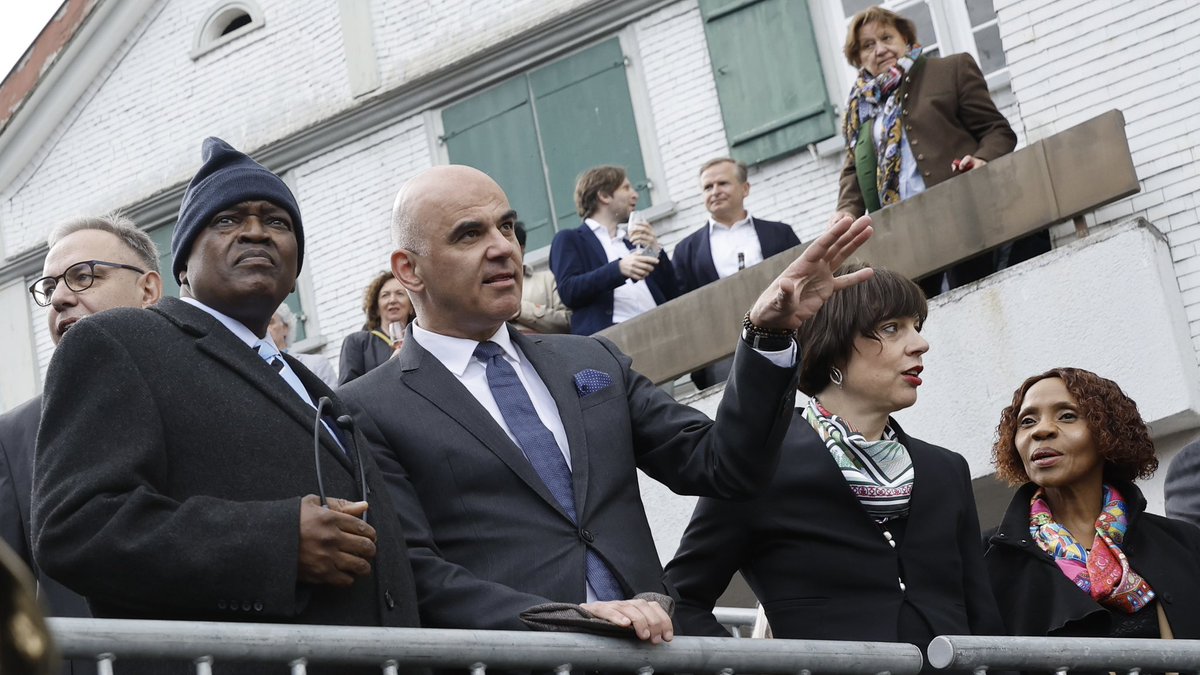 alain_berset's tweet image. In Botswana 🇧🇼 I was a guest at a #Kgotla, an traditional community council. Now we have invited President @OfficialMasisi to the #Landsgemeinde @kanton_ai 🙋‍♀️🙋‍♂️ It is encouraging to witness how democratic values and traditions – different and yet similar – connect our countries!