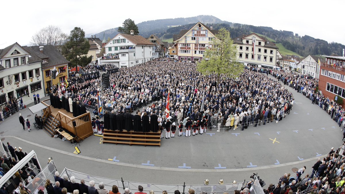 alain_berset's tweet image. In Botswana 🇧🇼 I was a guest at a #Kgotla, an traditional community council. Now we have invited President @OfficialMasisi to the #Landsgemeinde @kanton_ai 🙋‍♀️🙋‍♂️ It is encouraging to witness how democratic values and traditions – different and yet similar – connect our countries!
