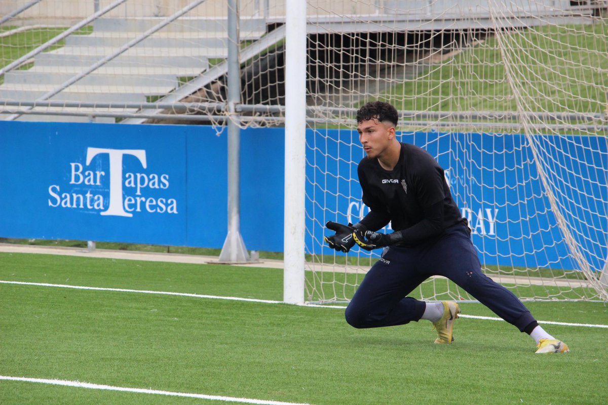 ericruizz13's tweet photo. Primer pasito del objetivo, sigamos soñando 🤍💚 @Cantera_CCF https://t.co/IKuuZP9DG9