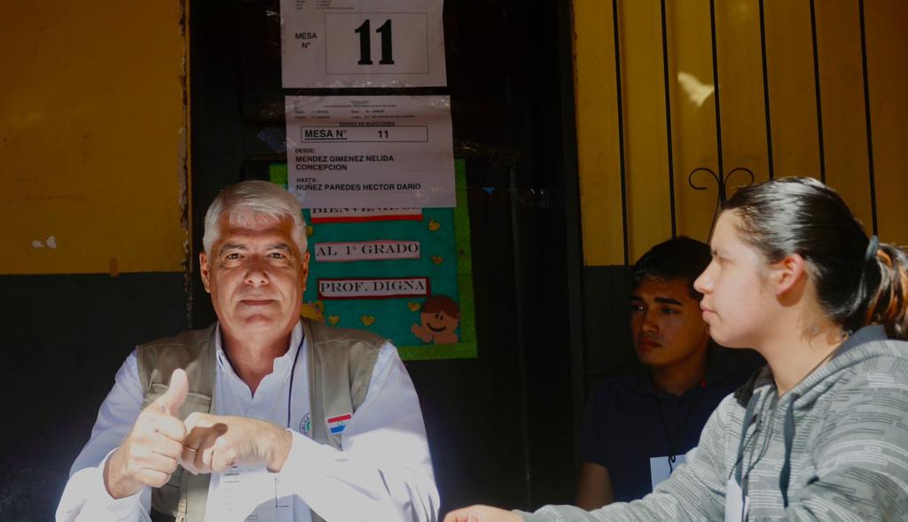 MariaLuzPy's tweet photo. ☝️🇵🇾 @SantiPenap visitó a @ArnoldoWiens en el Colegio Rca del Ecuador, donde es Presidente de Mesa de Votación. Wiens había dicho  en campaña que iba a estar en la mesa, así como el próximo Presidente, Santiago Peña lo fue en las elecciones generales del 2018! https://t.co/jLW1x8xZIb