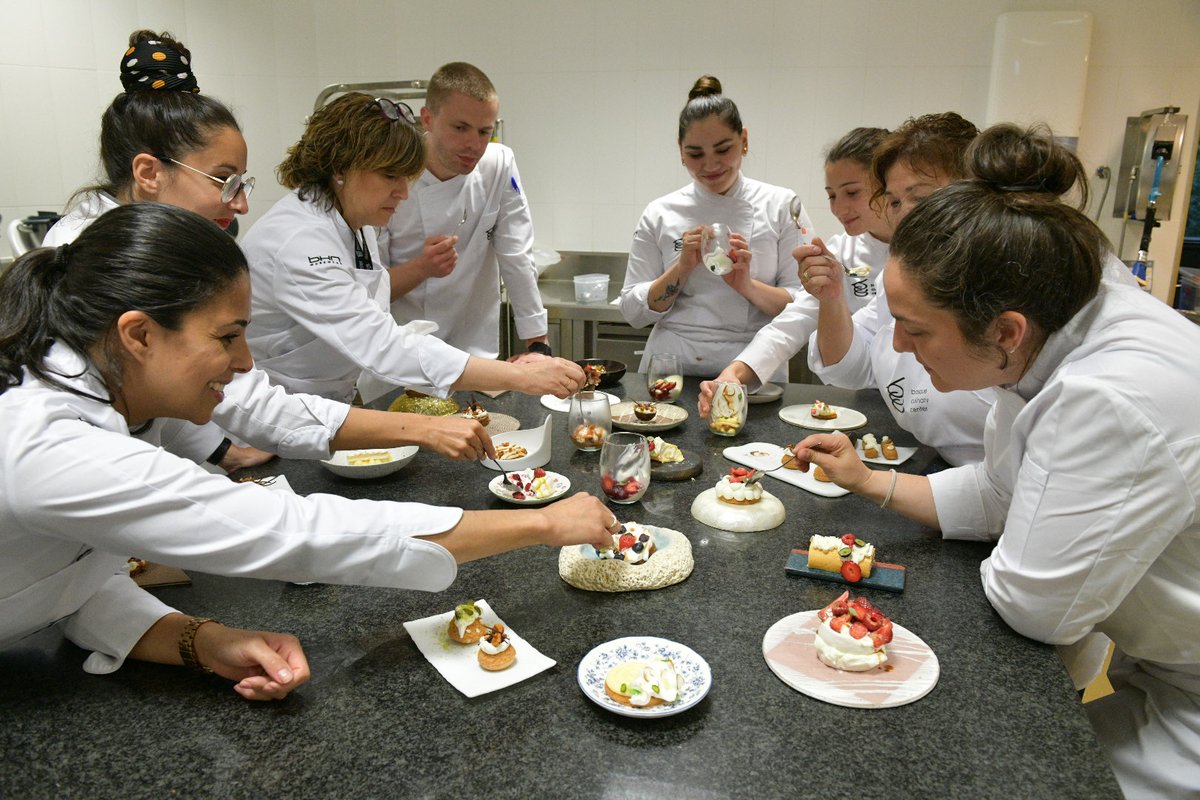 bculinary's tweet image. 🍰 LAS BASES DE LA PASTELERÍA - De la mano de la #pastrychef profesora Cristina Lirola los y las estudiantes del curso de ‘Bases de Pastelería y Repostería’ han podido ampliar sus conocimientos y técnicas en pastelería esencial #mybculinary #gastronomia #pasteleria