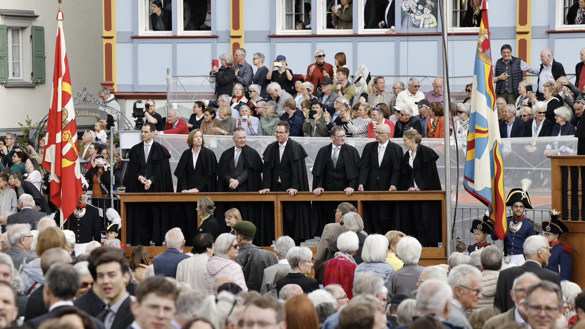 alain_berset's tweet image. In Botsuana 🇧🇼 war ich Gast bei einem #Kgotla, einer traditionellen Versammlung. Nun haben wir Präsident @OfficialMasisi an die #Landsgemeinde @kanton_ai eingeladen 🙋‍♀️🙋‍♂️ Spannend, wie demokratische Werte und Traditionen – anders und doch ähnlich – unsere Länder verbinden.