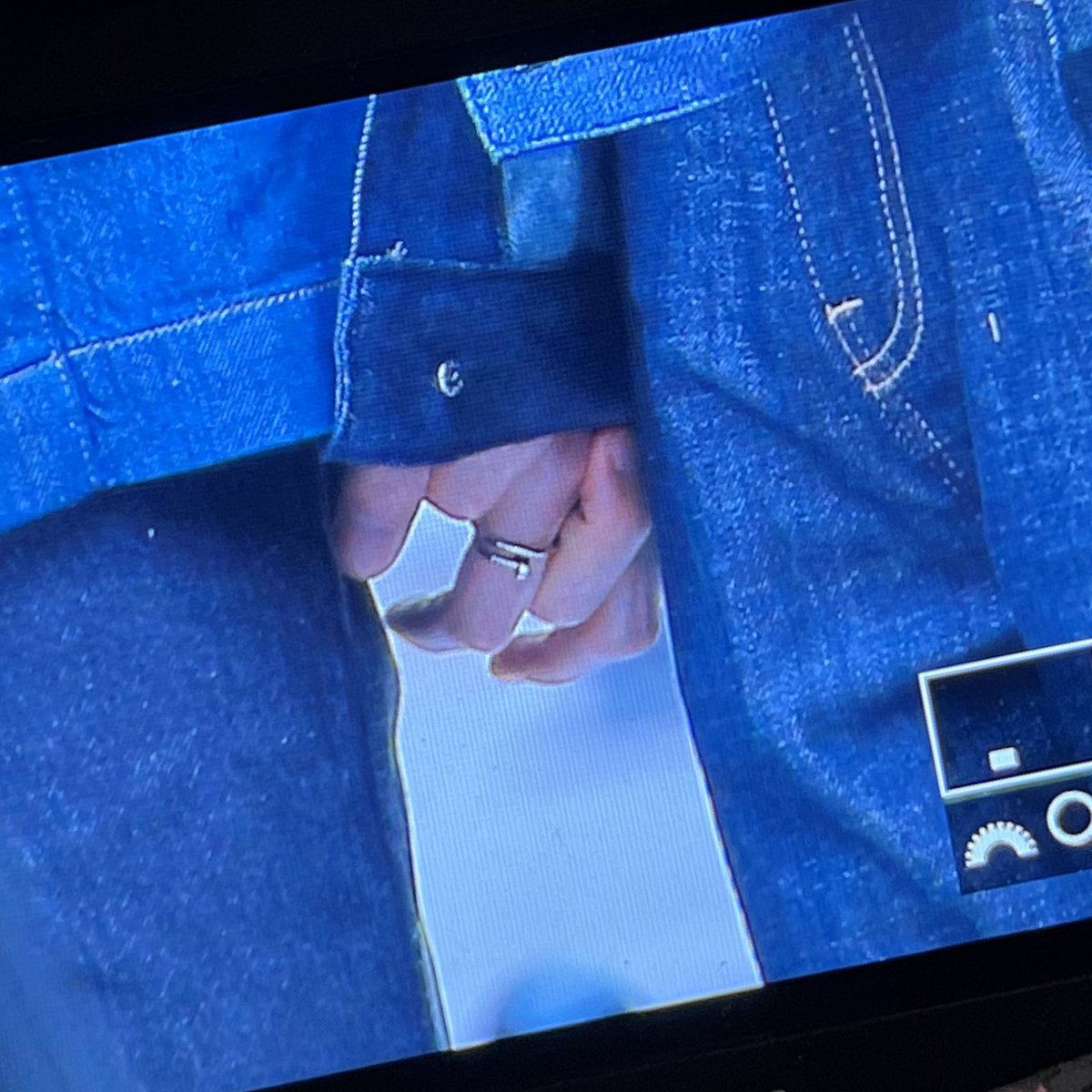 하 근데 이거 손만봐도 누구손인지 딱 보이는거 존나 사람 흥분시킨다